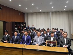 丸山社長や野球部関係者らが大森市長を表敬訪問