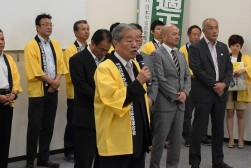 セリ前のセレモニーで挨拶を述べる松本会長