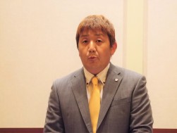 通常総会で挨拶する請川前代表幹事