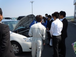 現車を使って外板パネル交換跡の見極めを学ぶ