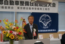 開会挨拶する西村会長