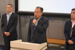 セリ前のセレモニーで挨拶を述べる小野田理事長