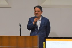 来賓挨拶を行う荒井商事・荒井会長