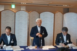 記者会見で挨拶する竹林武一会長