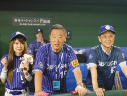 試合開始前のベンチで選手たちを見守る丸山社長（写真中央）と大森市長（写真右）