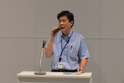 セリ前に挨拶を述べる方山会場長