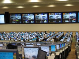 3,000社以上の来場とネットがセリを繰り広げる