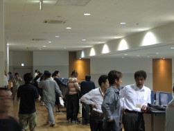参加会員の動線がクロスするホール最上段