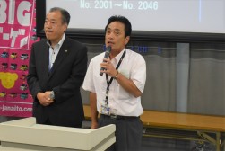 セリ前に挨拶を述べる澤田流通委員長