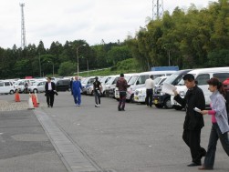 最終開催も開会前に多数の会員が下見に勤しむ。つくば会場のいつもの光景。