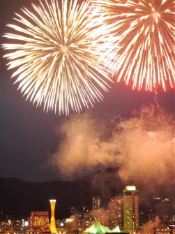 ポートアイランド側の特等席からは花火とともに、メリケンパークなどの夜景がフレームに入る