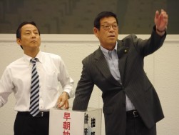 早朝抽選会では東理事長が抽選