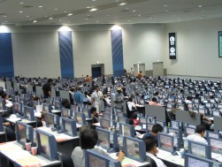 動きが多い場内。最近はスピード感がある。