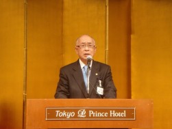 懇親会の席で就任挨拶を行う澤田稔会長・理事長