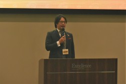 挨拶を述べる河田代表幹事