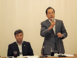 財藤会長が冒頭の挨拶を述べた