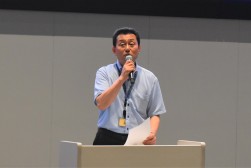 セリ前に挨拶を述べる大谷浩会場長