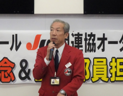 挨拶に立つ髙谷会長