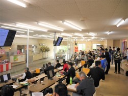 多数の来場会員でセリ席は満席に