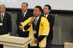 挨拶を述べる佐藤青年部会長