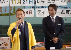 挨拶に立つ豊原青年部会長（左）と安藤理事長（右）