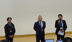 セリ終了に際し御礼を述べる兵藤流通委員長（右）、後藤部会長（中）、長田事務局長（左）