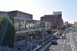 名古屋市内を東西に通る幹線道路沿いに店舗を構える