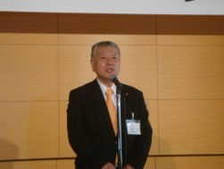 懇親会の席で挨拶を行う喜多俊夫社長