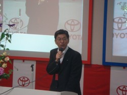 関東会場にて挨拶を行う向井社長