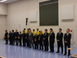 ＪＵ福岡の役員とともに、黄色のジャンパーを着た事務局職員が整列した
