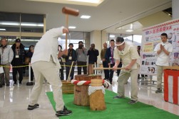 今年で１０年目となる恒例の中谷堂による高速餅つきを実施