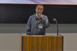 セリ前に新年の挨拶を述べる西山会場長代行