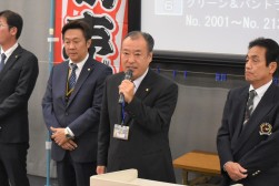 セリ前のセレモニーで挨拶を述べる小野田理事長