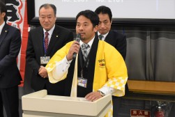 挨拶を述べる佐藤青年部会長