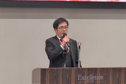 セリ前のセレモニーで挨拶を述べる大坪青年部会長