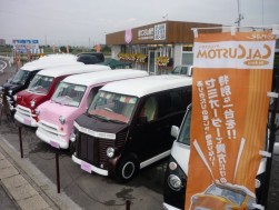 個性的な展示車が並ぶ新店舗