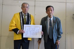 三重県障害者団体連合会の世古会長より感謝状が進呈された