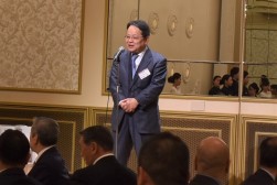 来賓挨拶を述べる荒井商事・荒井会長