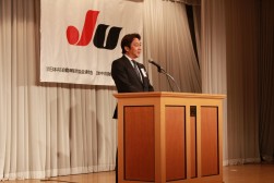 前夜祭で祝辞を述べる安藤会長