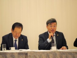 東金融委員長が会議の総括を述べた