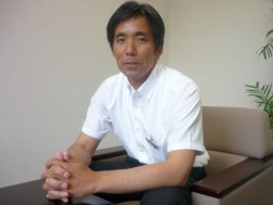 抱負を語る郡 雅生会場長
