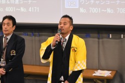 セリ前に挨拶を述べる佐藤青年部会長