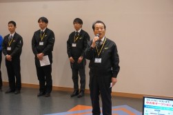 挨拶に立つ大峰社長