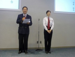 挨拶に立つ河原シニアアドバイザー　右は濱嶋会場長