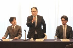 新会長に選任された荒井寿一氏（荒井商事会長）