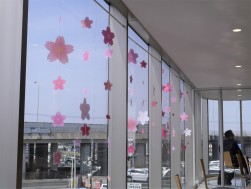 スタッフ手作りの「桜」の演出が来場者を和ませる