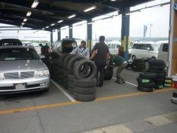 中古タイヤが多数並ぶアビヅブース