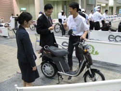 電動バイクと電動自転車のデモラン。ご覧の通りの人気（ヤマハ）