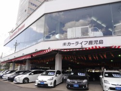 新車ディーラーのような３階建ての立派な店舗