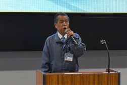 セリ前に挨拶を述べる西山会場長代行